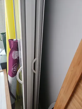 Espejo de cuerpo entero en puerta blanca