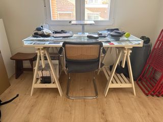 Caballetes blancos robustos de madera