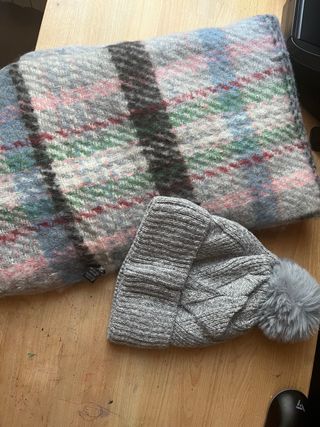 Gorro y bufanda a cuadros