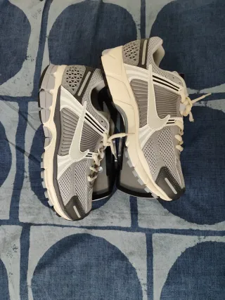 Nike Vomero 5 Gris y Beige T42