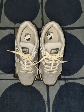 Nike Vomero 5 Gris y Beige T42