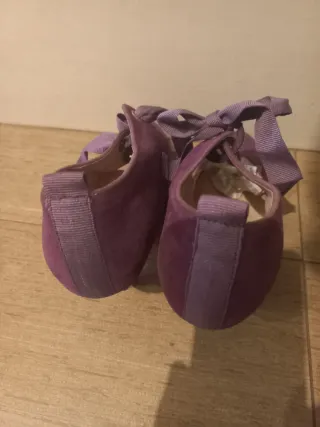 Zapatos de tacón morados con cordones