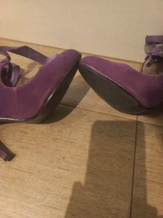 Zapatos de tacón morados con cordones