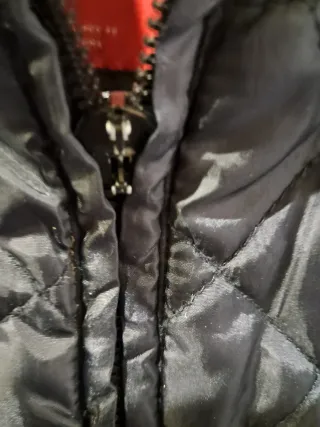 Parka Zara acolchada negra,le falta una pieza al c