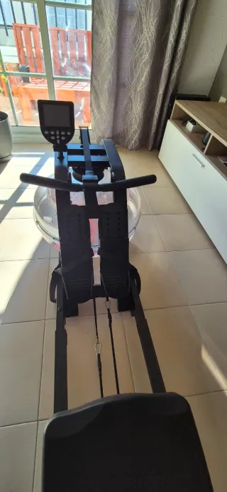 Máquina de remo con tanque de agua