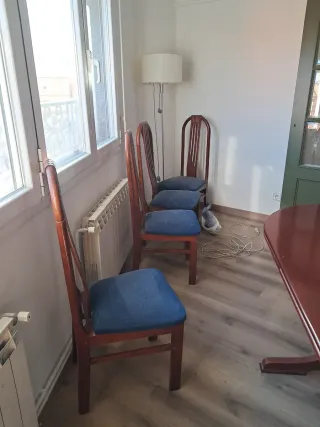 Mesa de comedor y 6 sillas de madera