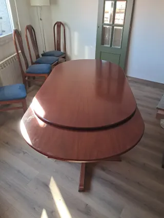 Mesa de comedor y 6 sillas de madera