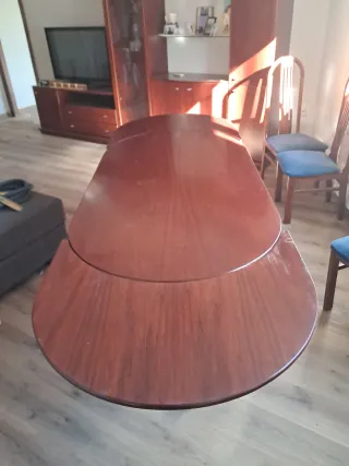 Mesa de comedor y 6 sillas de madera