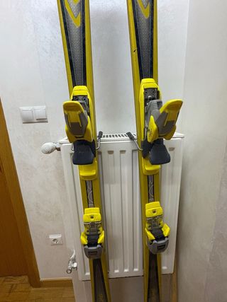 Esquís amarillos con fijaciones