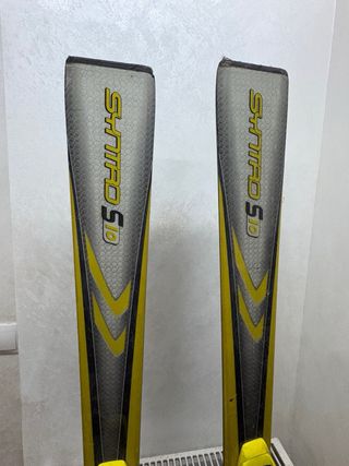 Esquís amarillos con fijaciones