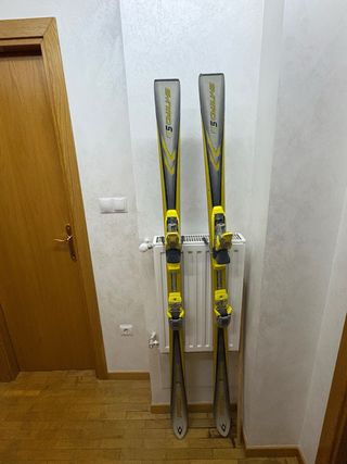 Esquís amarillos con fijaciones