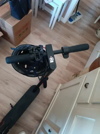 Patinete eléctrico con cargador incluye el casco