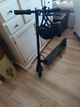 Patinete eléctrico con cargador incluye el casco