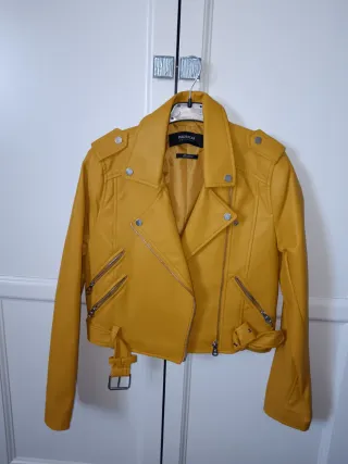 Chaqueta cuero amarilla Pull&Bear niña