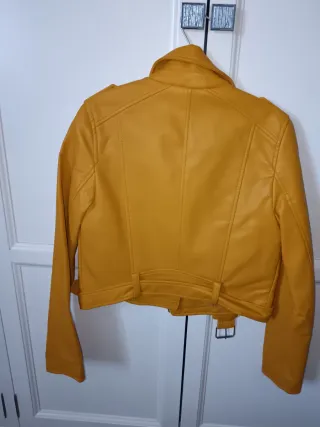 Chaqueta cuero amarilla Pull&Bear niña
