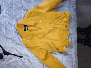 Chaqueta cuero amarilla Pull&Bear niña