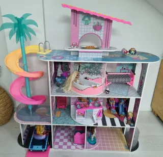 Casa de muñecas LOL con piscina y tobogán