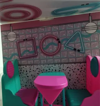 Casa de muñecas LOL con piscina y tobogán