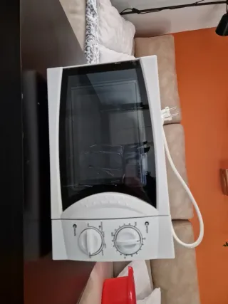 Microondas blanco con mandos giratorios