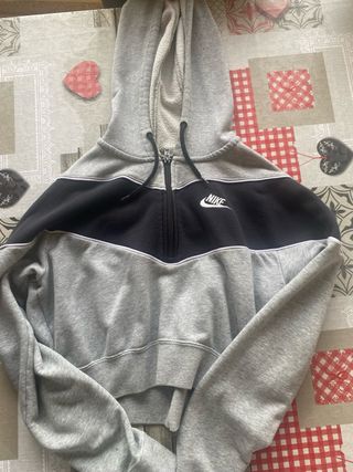 Sudadera Nike corta capucha gris y negra