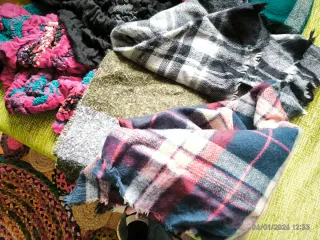 Fulares y bufandas calentito. 6 euros cada uno.