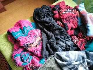 Fulares y bufandas calentito. 6 euros cada uno.