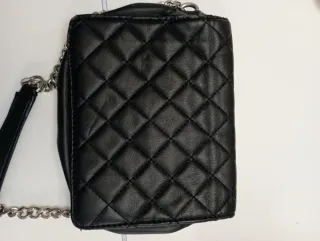 Bolso Guess negro con charms