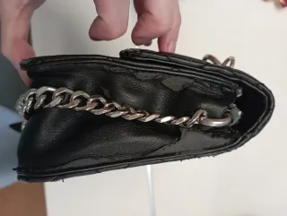 Bolso Guess negro con charms