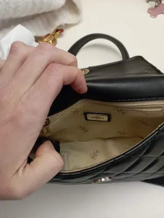 Bolso Guess negro con charms