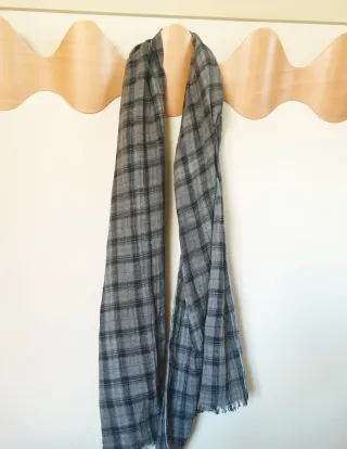 Bufanda a cuadros gris y negra