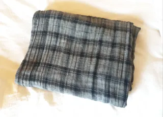 Bufanda a cuadros gris y negra