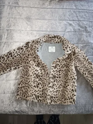 Abrigo pelo niña estampado leopardo