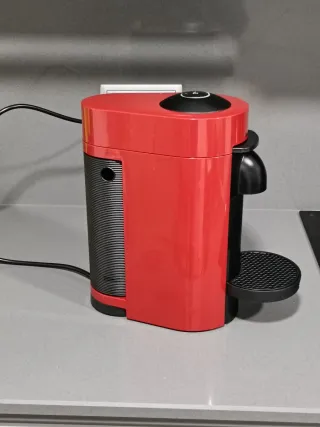 Cafetera Nespresso Vertuo Plus Roja