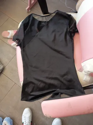 Camiseta negra manga corta con transparencias