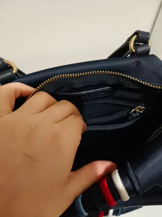 Borsa Tommy Hilfiger blu con strisce