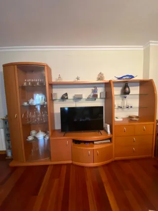 Mueble de salón madera y cristal