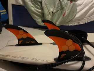 Tabla de surf DUCKS con quillas y funda