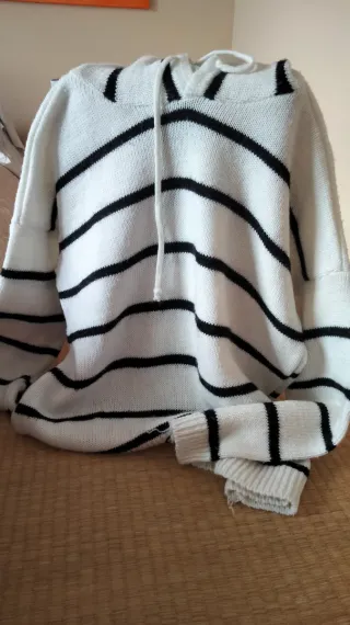 Jersey de punto con capucha y rayas