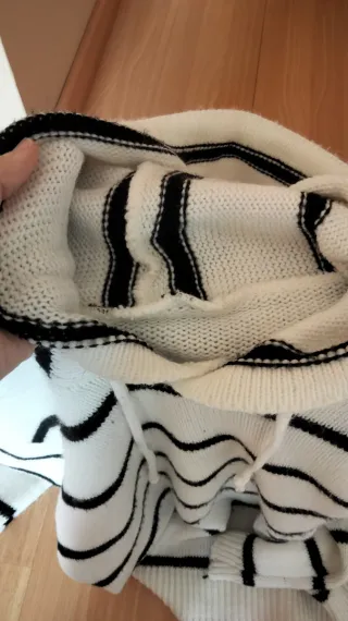 Jersey de punto con capucha y rayas