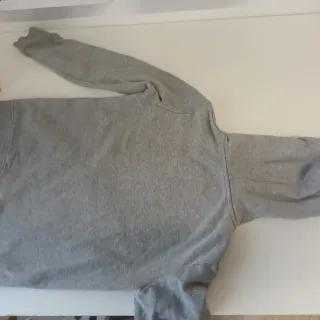 Sudadera gris con capucha y cremallera