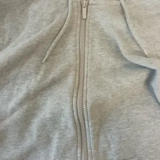 Sudadera gris con capucha y cremallera