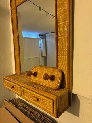 Perchero de mimbre con pomos de madera