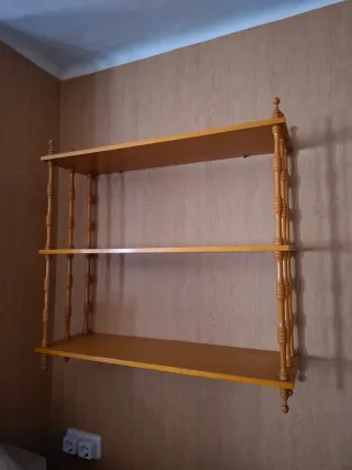 Estantería de madera marrón