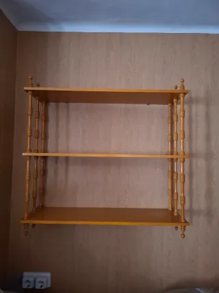 Estantería de madera marrón