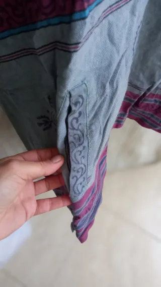 Camisola colorida cinza e roxa