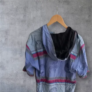 Camisola colorida cinza e roxa