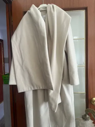 Abrigo largo beige mujer con bufanda integrada