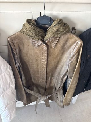 Chaqueta de piel marrón con cinturón