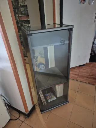Vitrina de cristal y madera negra