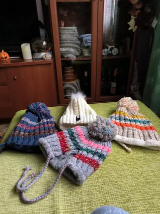 Gorros de lana con borreguito. 5 euros cada uno.